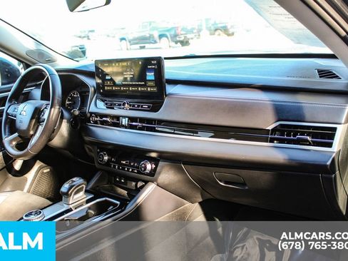 Used 2025 Mitsubishi Outlander SE image 25