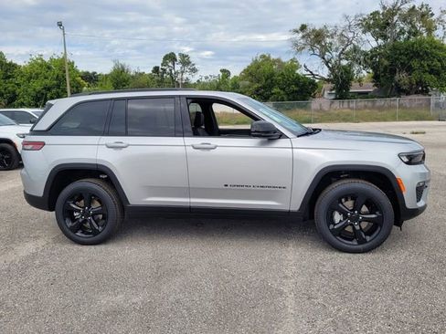 New 2025 Jeep Grand Cherokee Limited w/ Luxury Tech Group II RWD image 8