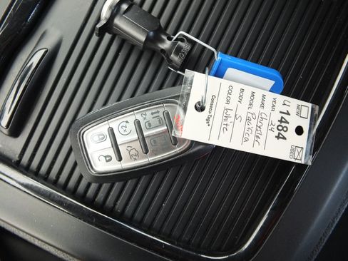 Used 2024 Chrysler Pacifica Limited FWD image 31