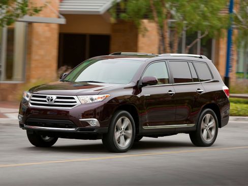 Used 2013 Toyota Highlander Plus FWD image 1