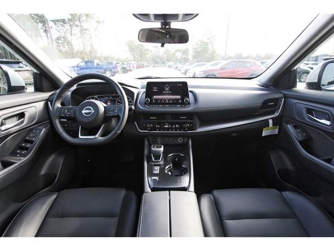 Used 2024 Nissan Rogue SV w/ SV Premium Package image 12