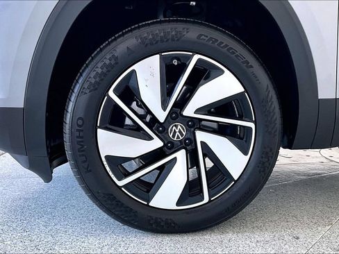 Used 2025 Volkswagen Atlas SE FWD image 11