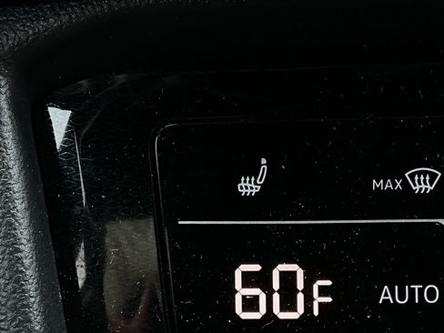 Used 2025 Volkswagen Taos SE image 29