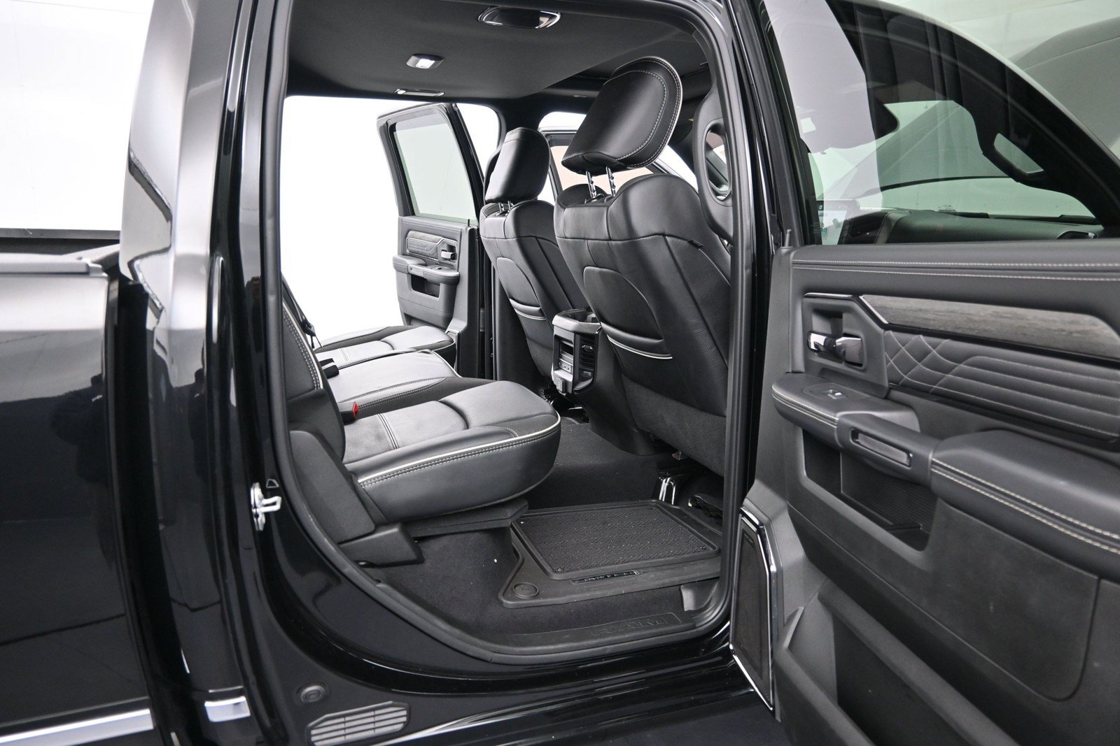 Used 2025 RAM 2500 Limited AWD/4WD image 9
