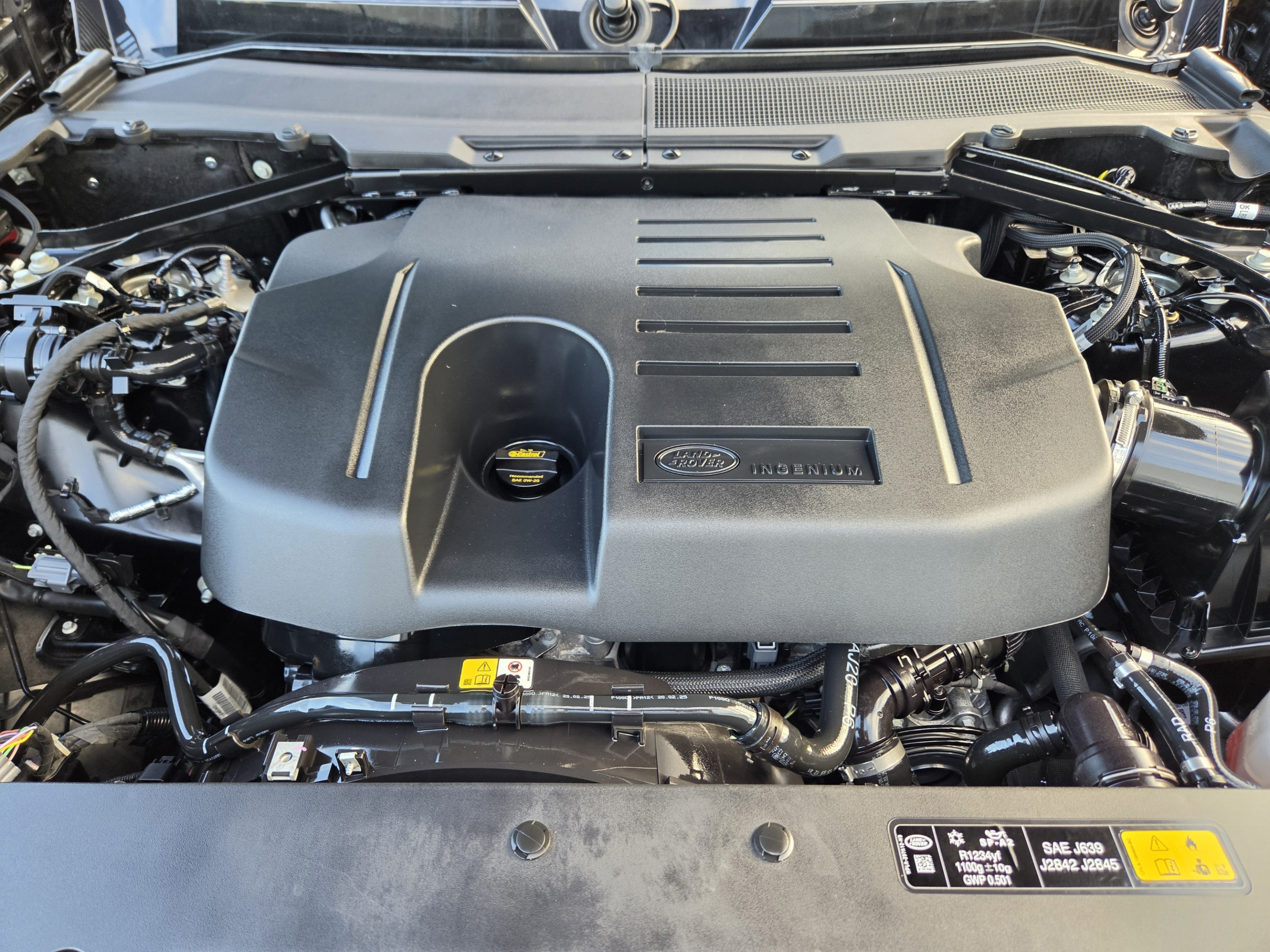 Used 2025 Land Rover Defender 130 X-Dynamic SE AWD/4WD image 28