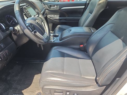 Used 2019 Toyota Highlander XLE AWD/4WD image 15