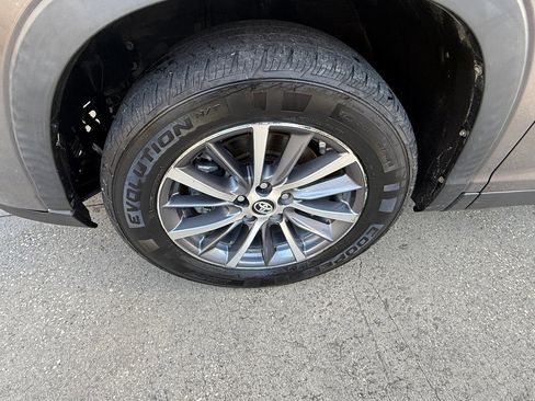 Used 2019 Toyota Highlander XLE FWD image 9