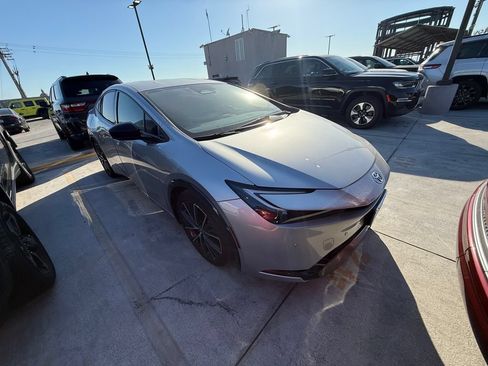 Used 2025 Toyota Prius XLE FWD image 3