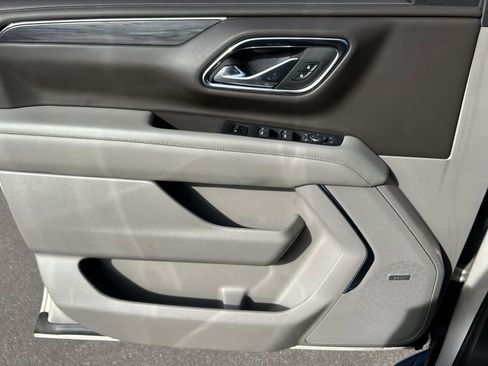 Used 2023 GMC Yukon XL SLT w/ SLT Luxury Package image 22