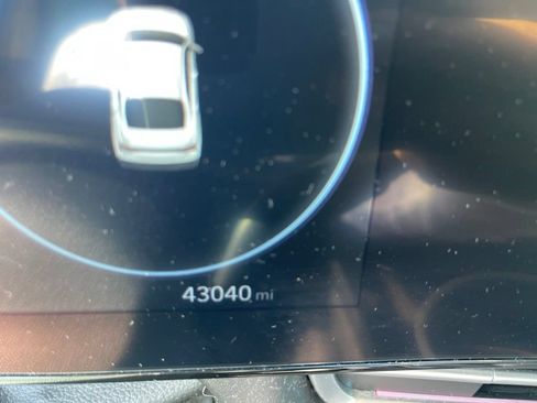 Used 2024 Hyundai Elantra Limited FWD image 4