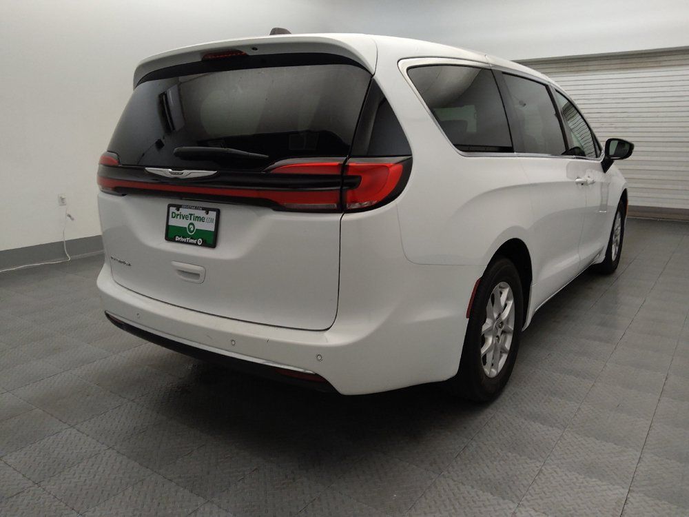 Used 2024 Chrysler Pacifica Touring FWD image 9