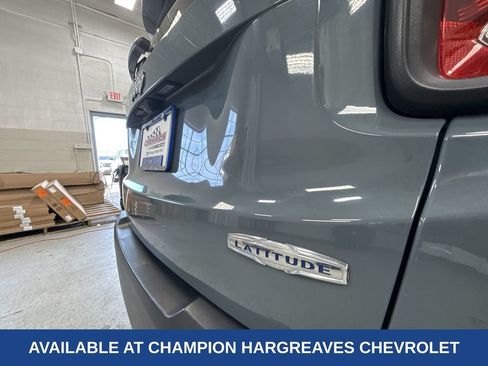 Used 2017 Jeep Renegade Latitude w/ Cold Weather Group AWD/4WD image 40