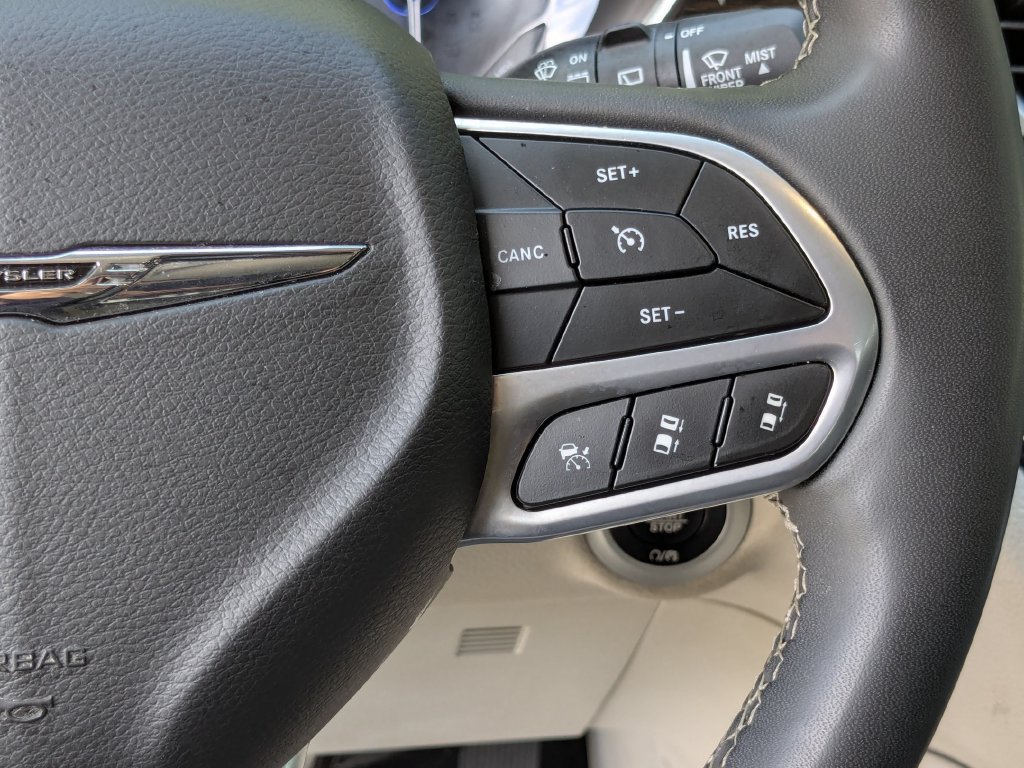 Used 2023 Chrysler Pacifica Limited FWD image 17