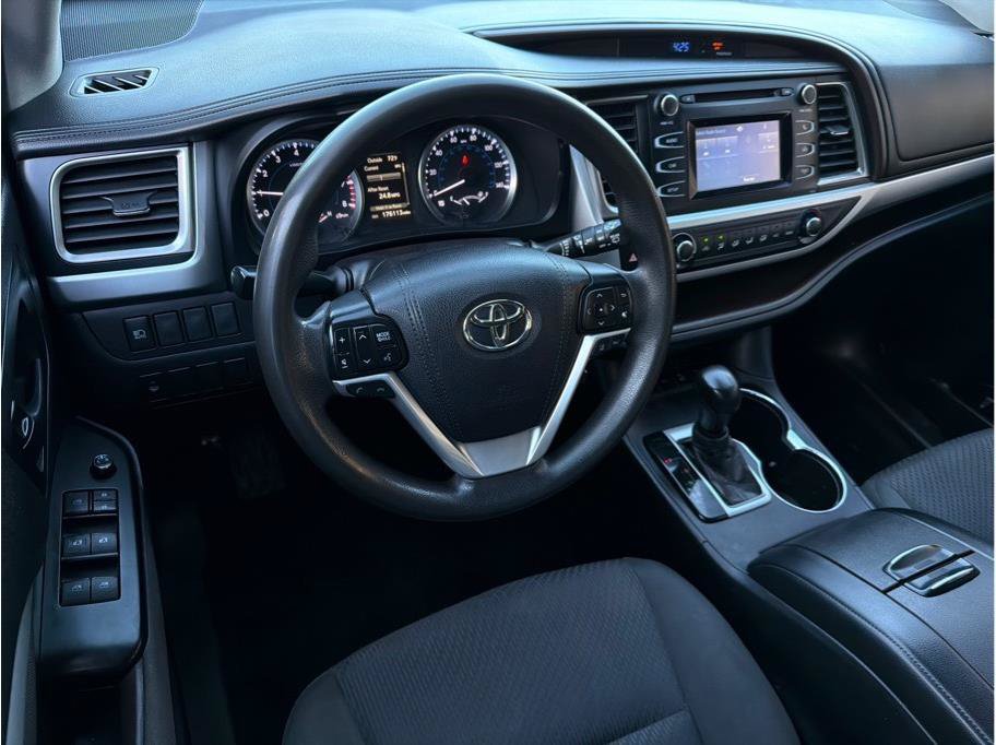 Used 2018 Toyota Highlander LE w/ Carpet Mat Package (TMS) AWD/4WD image 2