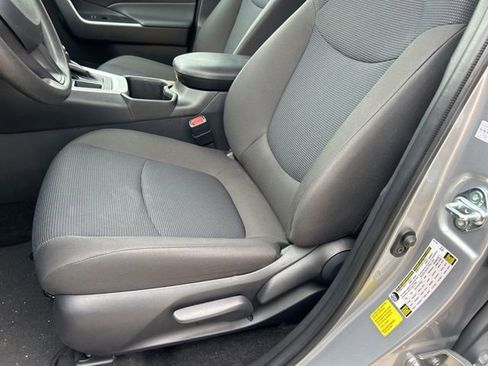 Used 2025 Toyota RAV4 LE image 10