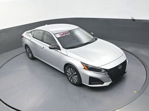 Used 2024 Nissan Altima 2.5 SV FWD image 11