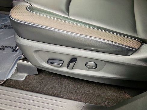 Used 2024 Nissan Pathfinder SL image 11