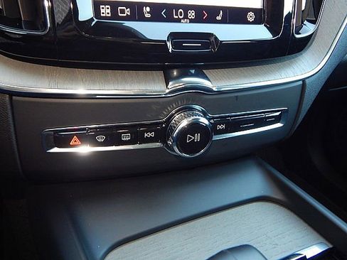 Certified 2025 Volvo XC60 T8 Plus w/ Protection Package Premier image 25