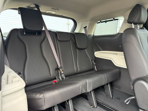 Used 2024 Kia Carnival EX FWD image 15