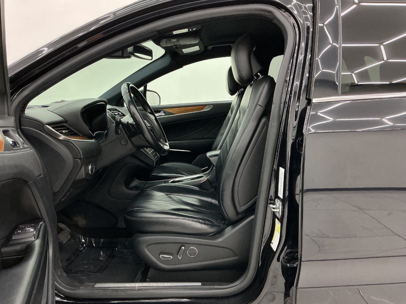 Used 2019 Lincoln MKC Select w/ Select Plus Package AWD/4WD image 14