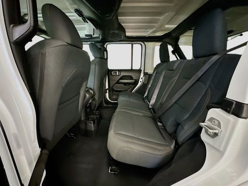 Used 2025 Jeep Wrangler Sahara image 28