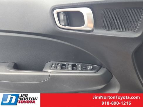 Used 2025 Hyundai Venue SEL FWD image 23