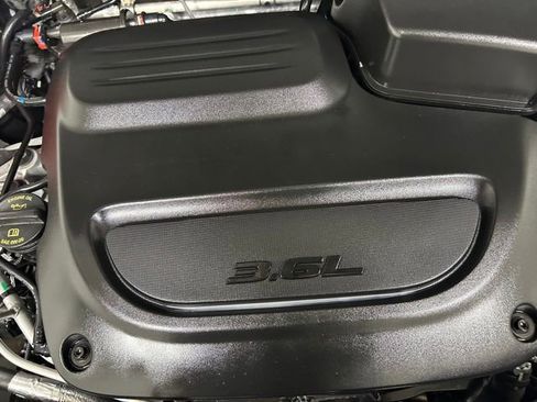 Used 2025 Chrysler Pacifica Select FWD image 10