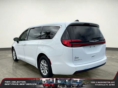 Used 2023 Chrysler Pacifica Touring-L FWD image 5