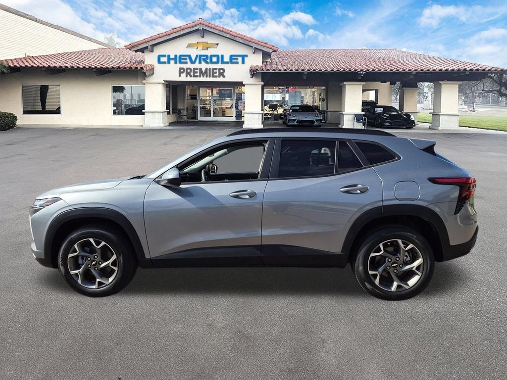 Used 2025 Chevrolet Trax LT FWD image 5