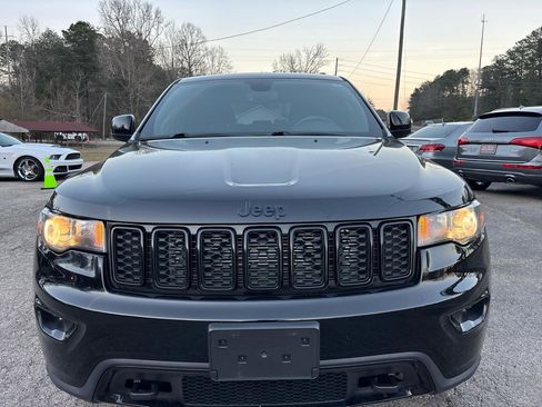 Used 2018 Jeep Grand Cherokee Laredo image 3
