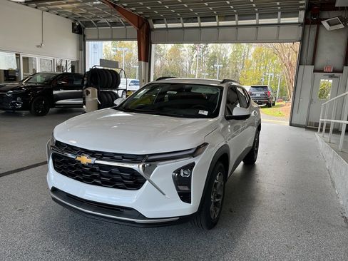 New 2026 Chevrolet Trax LT w/ Sunroof Package FWD image 4