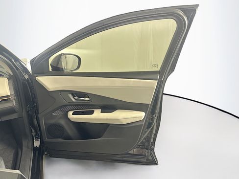 Used 2023 Nissan Ariya FWD image 33