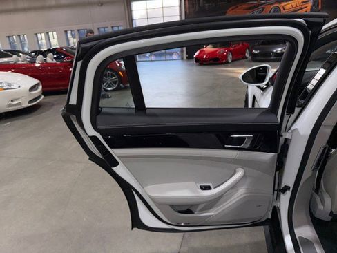 Used 2017 Porsche Panamera image 54