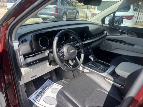 Used 2023 Kia Carnival LX FWD image 15