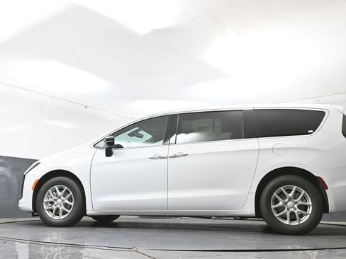 New 2027 Chrysler Pacifica Select FWD image 44