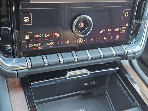 Used 2025 GMC Yukon XL Denali image 21