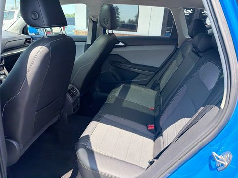 Used 2023 Volkswagen Taos SE w/ Panoramic Sunroof Package AWD/4WD image 4