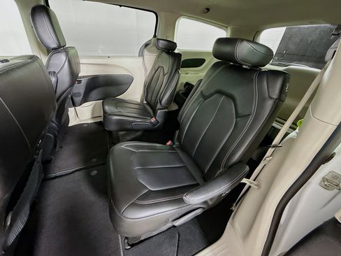 Used 2024 Chrysler Pacifica Touring-L image 28