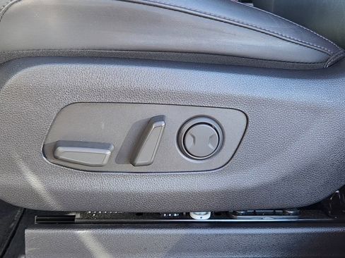 Used 2024 Kia Carnival EX image 9