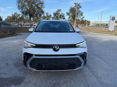 Used 2025 Volkswagen Taos SE w/ Panoramic Sunroof Package image 3