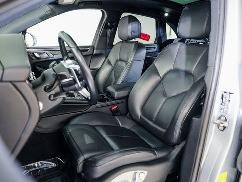 Certified 2021 Porsche Macan image 5