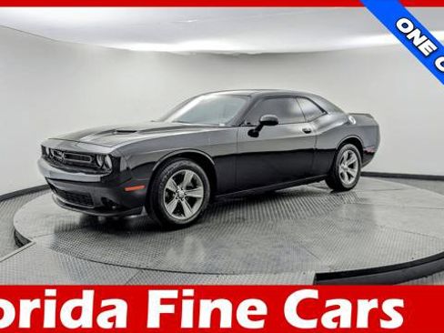 Used 2019 Dodge Challenger SXT image 1