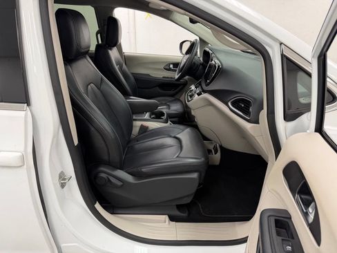 Used 2023 Chrysler Pacifica Touring-L FWD image 11