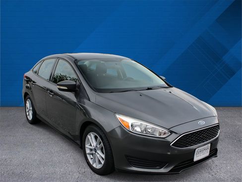 Used 2017 Ford Focus SE image 2