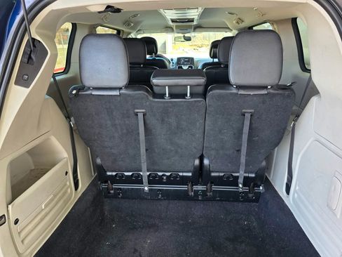 Used 2014 Chrysler Town & Country Touring image 5