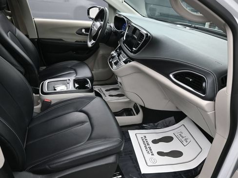 Used 2024 Chrysler Pacifica Limited FWD image 32