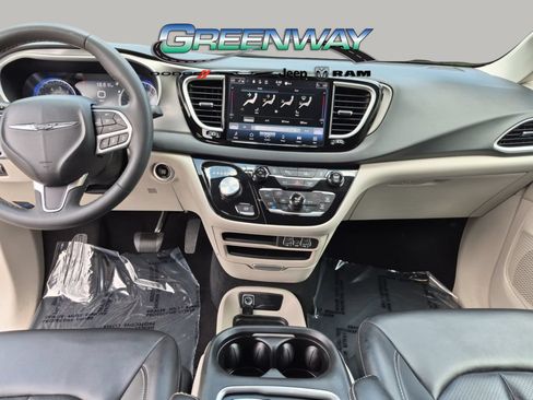 Used 2023 Chrysler Pacifica Touring-L FWD image 11
