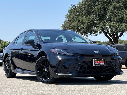Used 2026 Toyota Camry SE FWD image 2