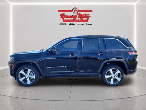Used 2024 Jeep Grand Cherokee Limited AWD/4WD image 2