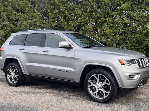 Used 2018 Jeep Grand Cherokee Limited image 10